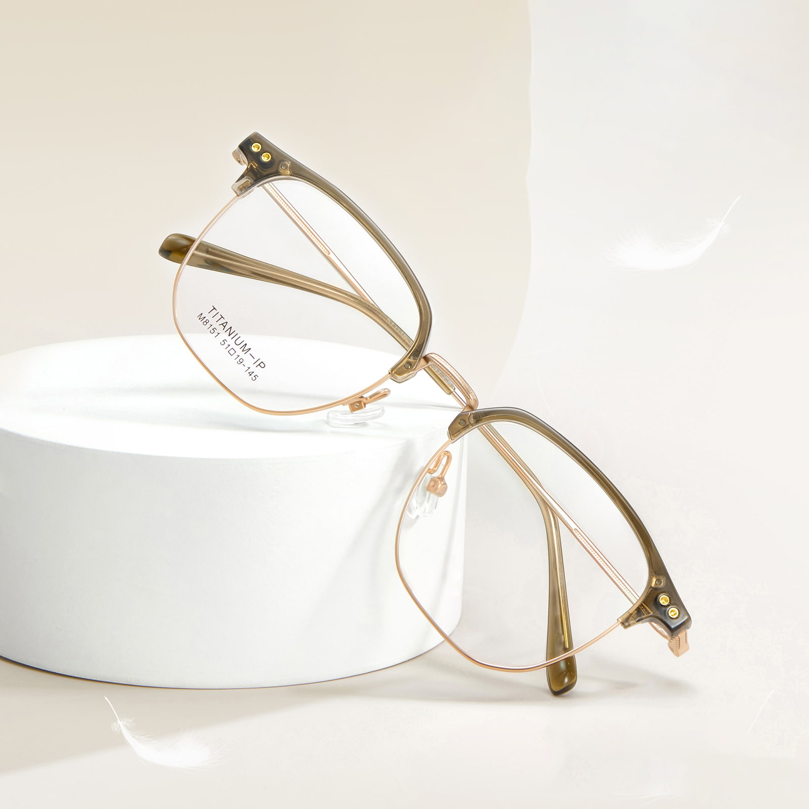 Lunettes légères en titane β à cercle carré M8151