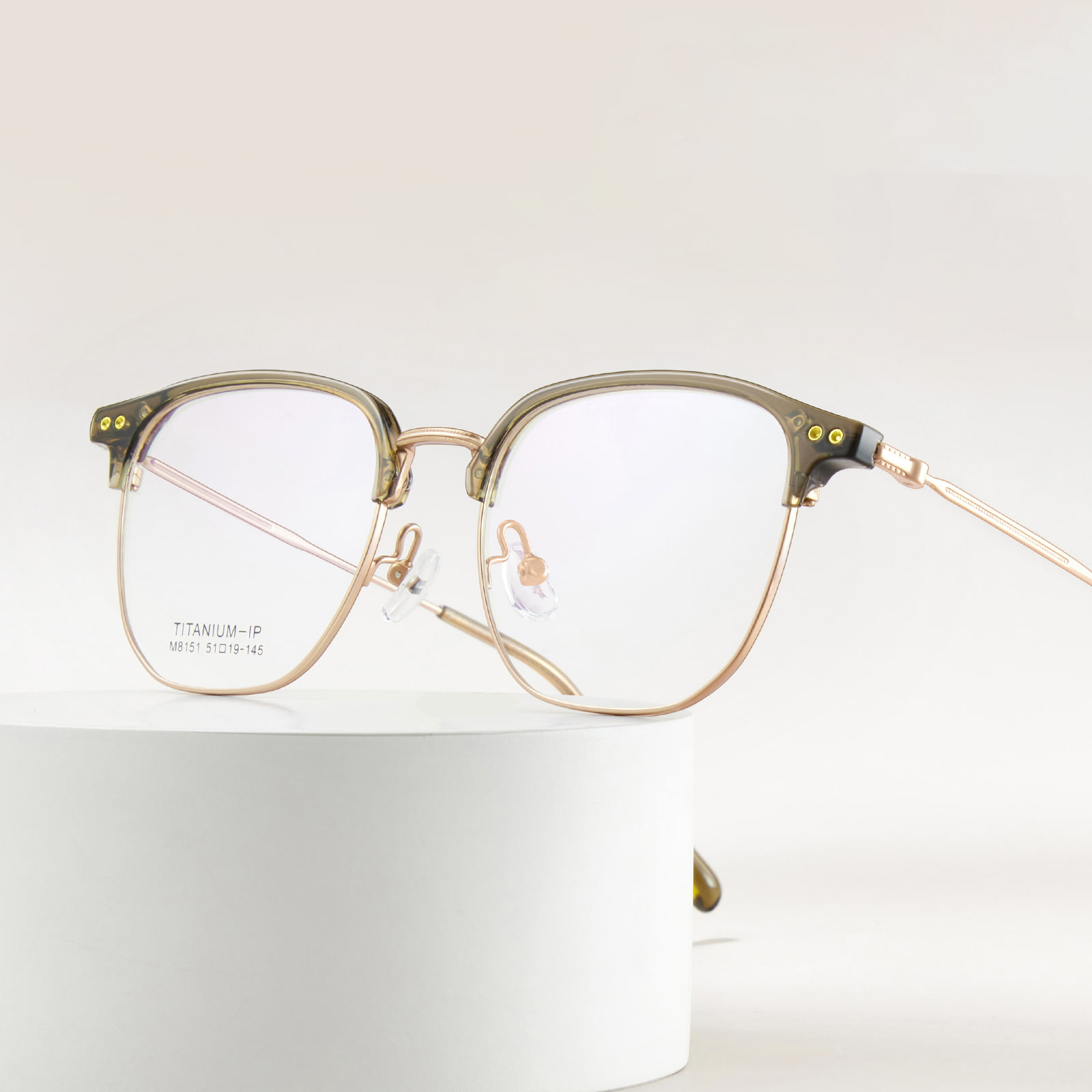 Lunettes légères en titane β à cercle carré M8151