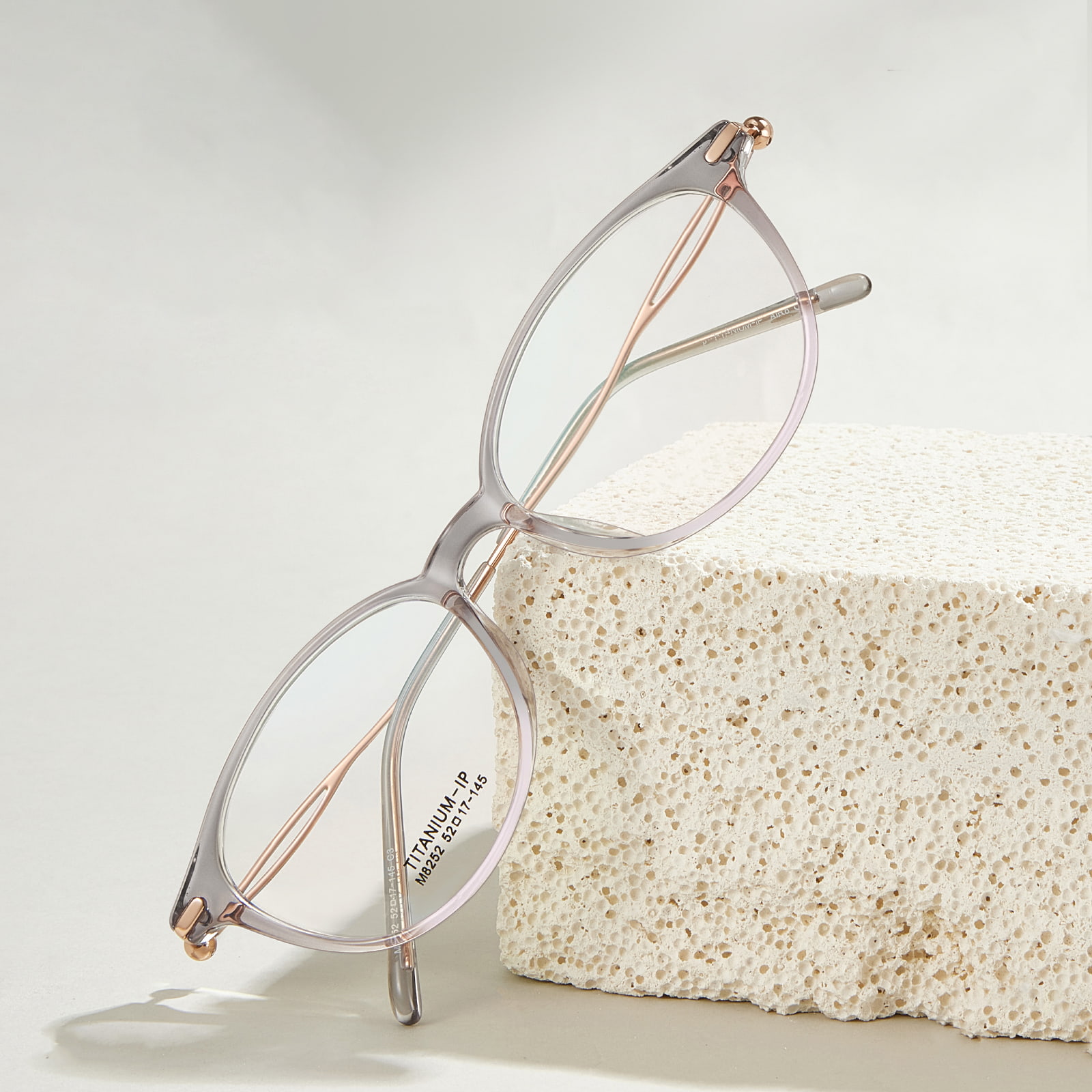 Lunettes en titane β creuses à pattes en titane ultra-résistantes M8252