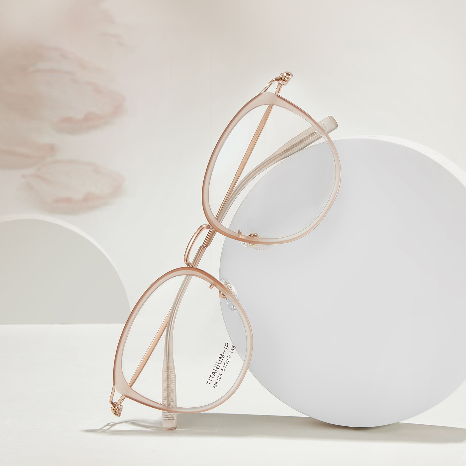 Lunettes en titane β creuses à colle dorée artistique M6184