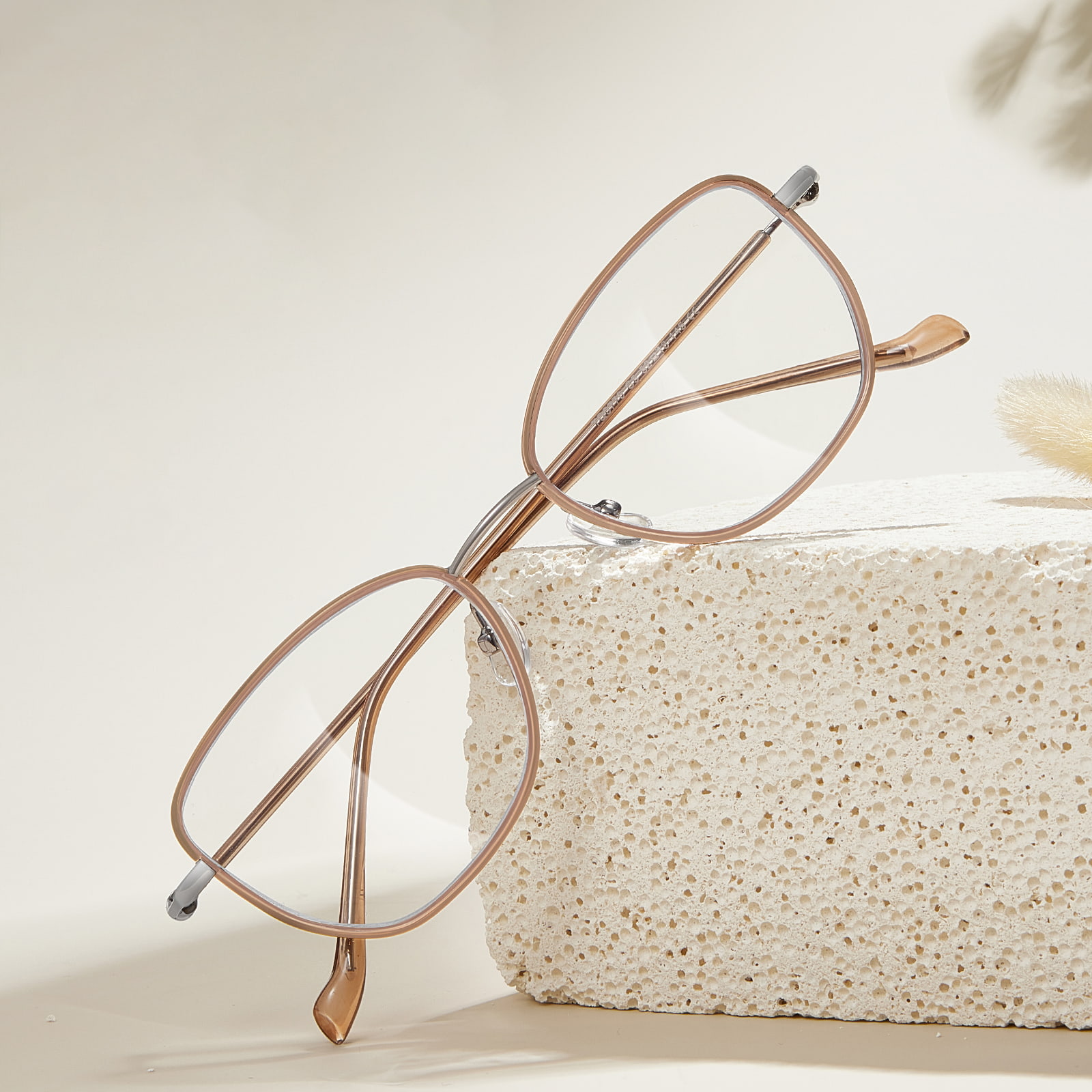 L'anneau intérieur en colle dorée TQ5776 fait légèrement rebondir les branches pour bloquer les lunettes à lumière bleue