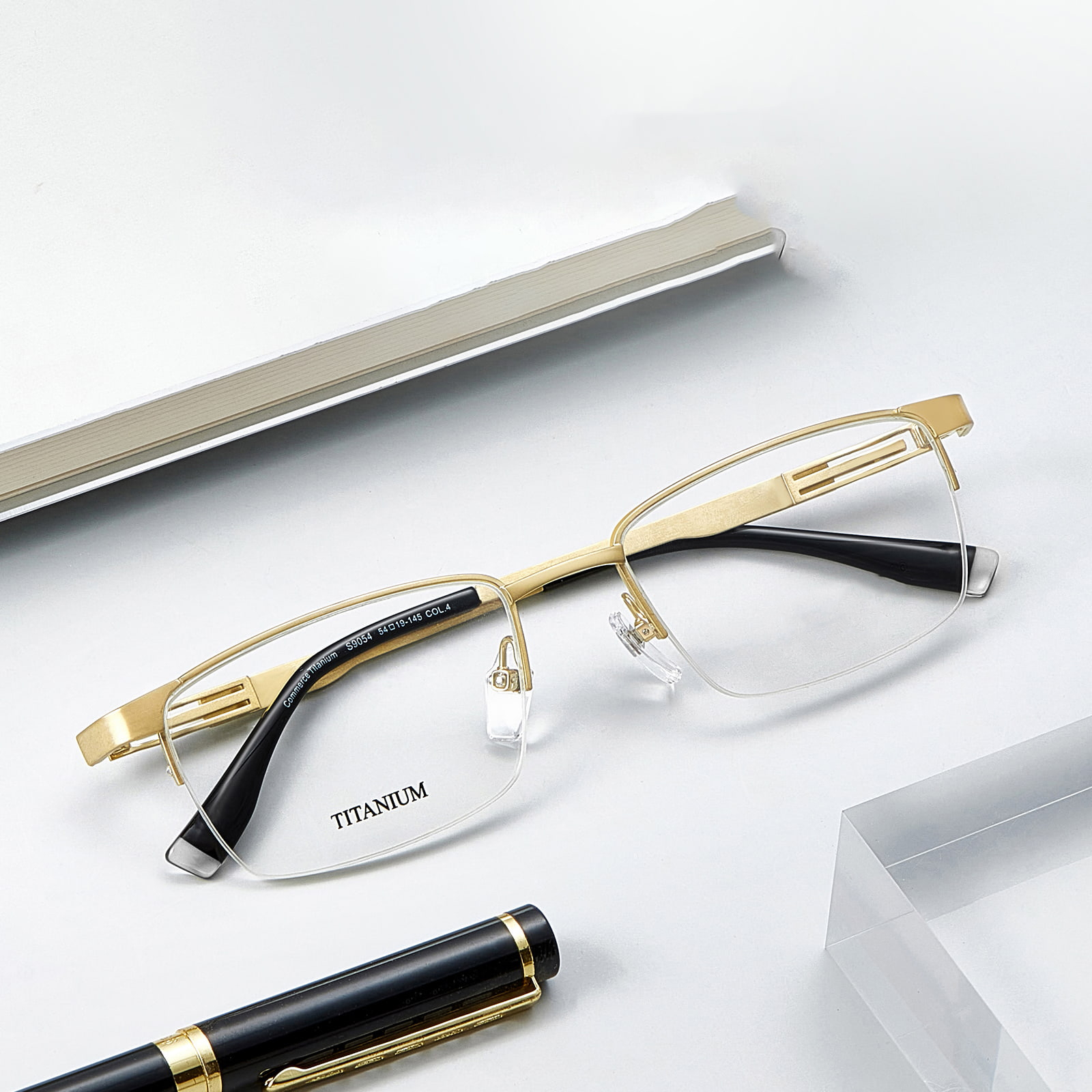 Lunettes en titane pur légères et résistantes à la lumière S9054